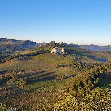 Spa Do Vinho Condominio Vitivinicola Bento Goncalves Bagian luar foto A view of the Monferrato hills