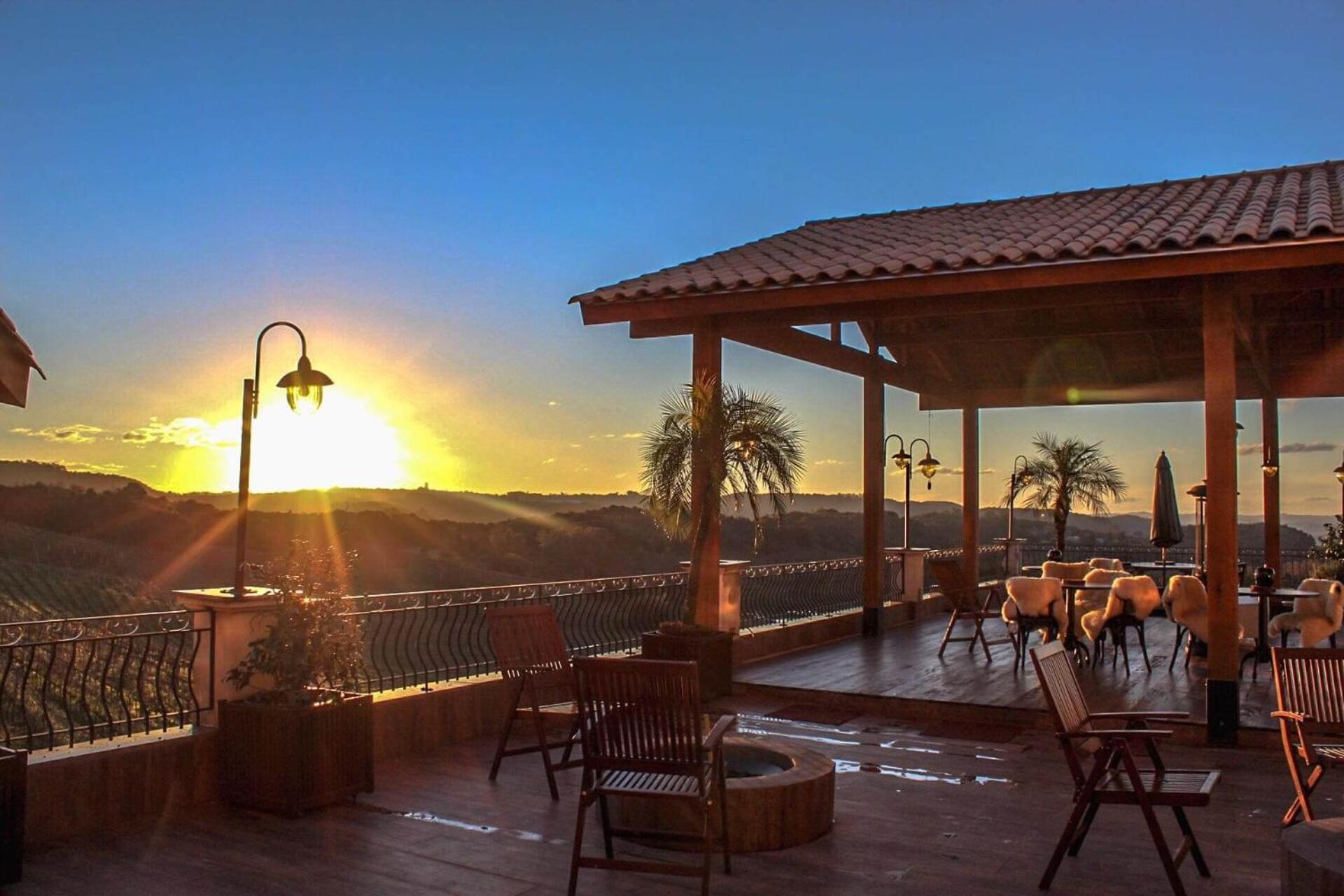 Spa Do Vinho Condominio Vitivinicola Bento Goncalves Bagian luar foto Sunset at the hotel