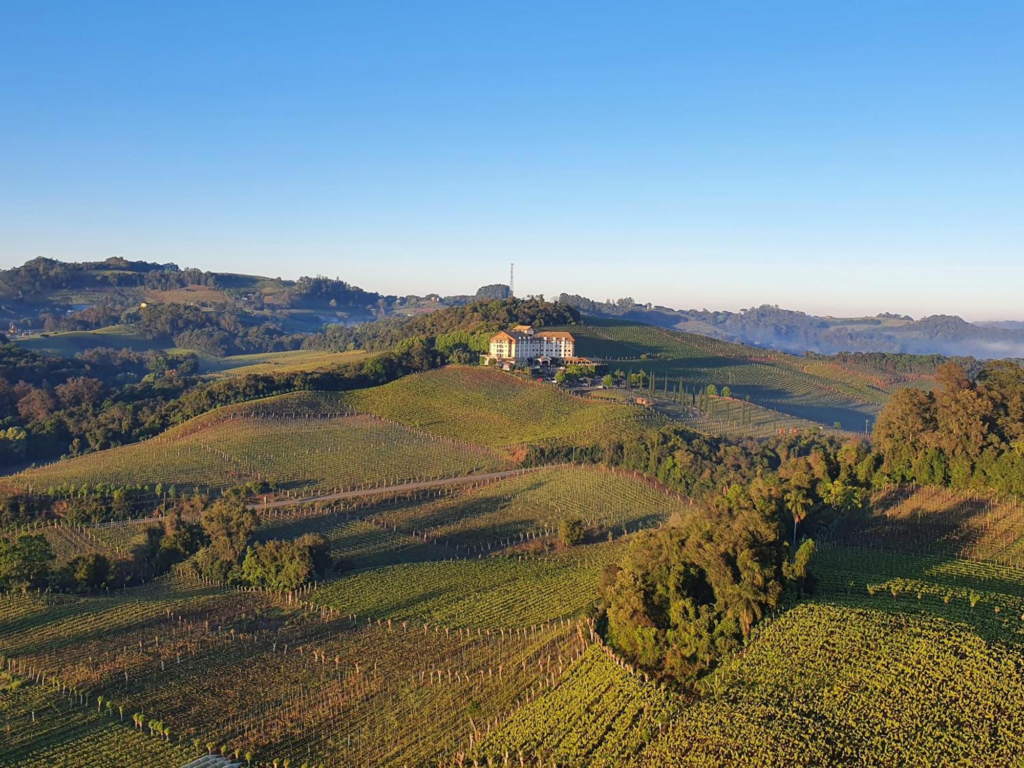 Spa Do Vinho Condominio Vitivinicola Bento Goncalves Bagian luar foto A view of the Monferrato hills