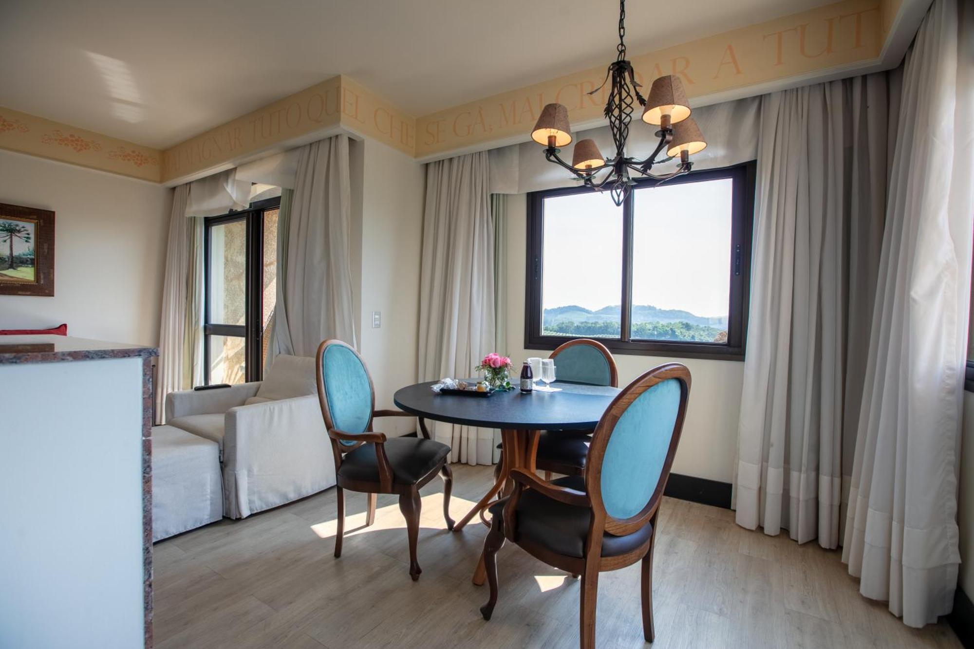 Spa Do Vinho Condominio Vitivinicola Bento Goncalves Bagian luar foto A dining room